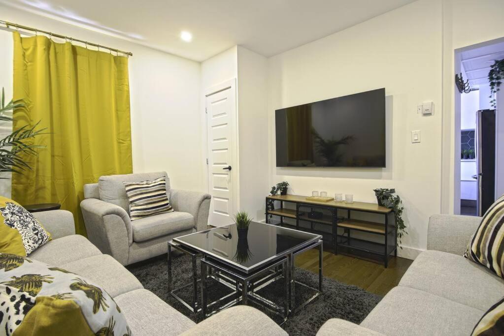 셔브룩 Downtown Prestige: Parking, King Bed, Sleeps 6 아파트 외부 사진